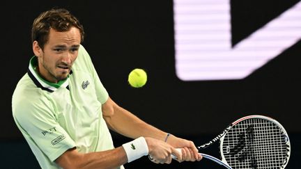 Daniil Medvedev face à&nbsp;Stefanos Tsitsipas en demi finale de l'Open d'Australie, vendredi 28 janvier. (MICHAEL ERREY / AFP)