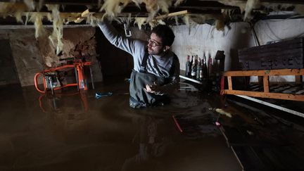 Un habitant du nord de la France dans sa cave inondée. La région est en proie aux intempéries depuis deux semaines (photo d'illustration). (FRANCOIS LO PRESTI / AFP)