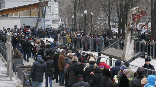 &nbsp; (Les gens font la queue pour un dernier hommage à Boris Nemtsov au Centre Sakharov à Moscou mardi © REUTERS / Maxim Shemetov)