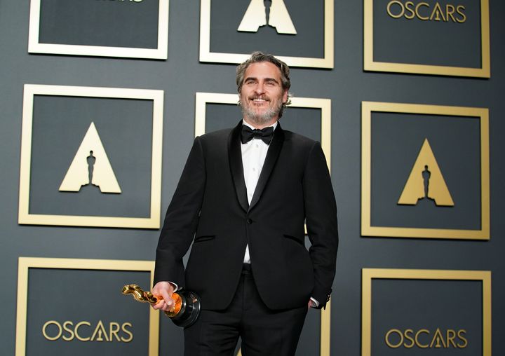 La plupart des hommes ont opté pour le smoking noir classique, y compris Joaquin Phoenix, qui a porté le même costume Stella Mc Cartney pendant toute la saison des récompenses.&nbsp;&nbsp;92e cérémonie des Oscars, dans la nuit du dimanche 9 au lundi 10 février à Los Angeles.&nbsp; (RACHEL LUNA / GETTY IMAGES NORTH AMERICA)