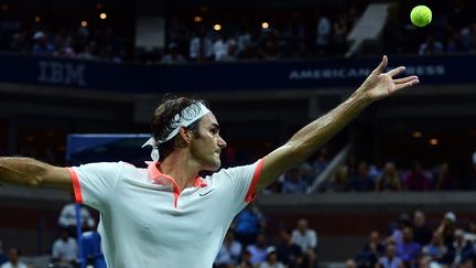 Roger Federer au service (JEWEL SAMAD / AFP)