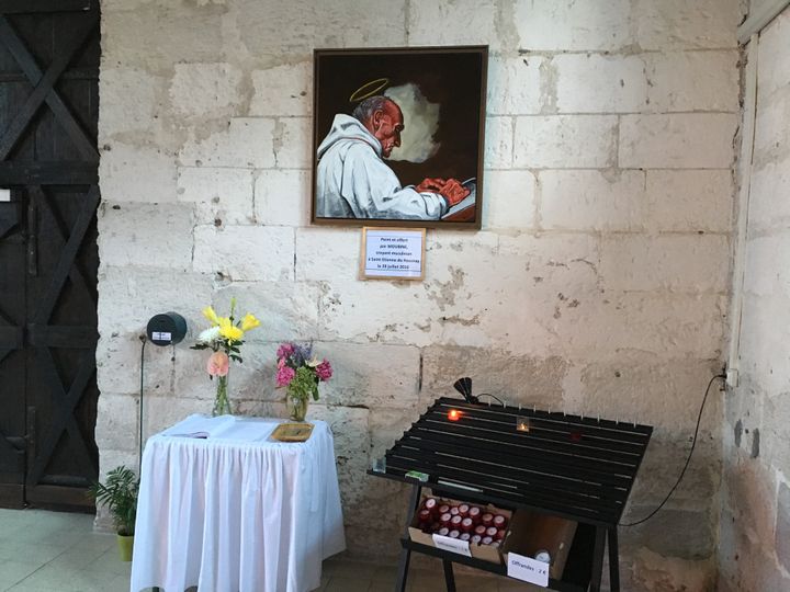 Un tableau représentant le père Jacques Hamel a été accroché au mur de l'glise de Saint-Etienne-du-Rouvray (Seine-Maritime), le 19 juillet 2017. (RAPHAEL GODET / FRANCEINFO)