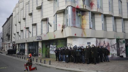 Des casseurs ont aussi saccag&eacute; un poste de police.&nbsp; ( STEPHANE MAHE / REUTERS)