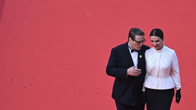 Benoît Magimel et Juliette Binoche se retrouvent dans "La passion de Dodin Bouffant", de Tran Anh Hung. Les deux acteurs, en couple à la ville jusqu'en 2003, ont une fille ensemble. C'est justement pour leur idylle passée qu'ils ont été choisis par le réalisateur, qui met en scène une histoire d'amour entre un gastronome et sa cuisinière. (ANTONIN THUILLIER / AFP)