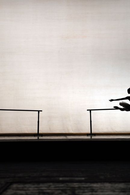 Deux membres du corps de ballet de l'Opéra de Paris&nbsp;lors d'un spectacle. (JIN LIANGKUAI / XINHUA / AFP)