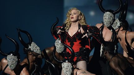 Madonna se produit sur la sc&egrave;ne des Grammy Awards, &agrave; Los Angeles (Etats-Unis), le 8 f&eacute;vrier 2015. (ROBYN BECK / AFP)