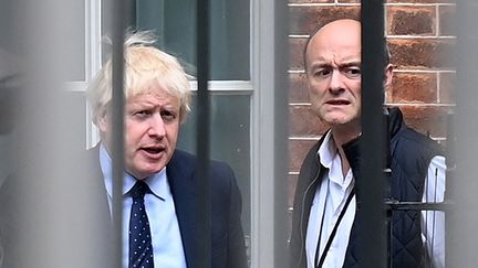 Boris Johnson et Dominic Cummings à Londres, le 26 avril 2021. (DANIEL LEAL-OLIVAS / AFP)