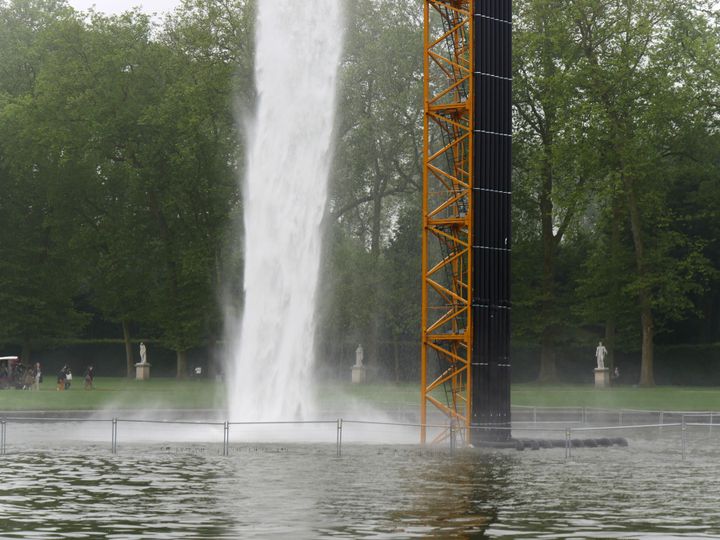 Olafur Eliasson à Versailles : une chute d'eau tombant d'une grue ("Waterfall")
 (photo Valérie Oddos / Culturebox / France Télévisions)