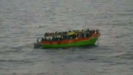 Des migrants embarqu&eacute;s sur un bateau de fortune, au large de la Sicile (Italie), le 19 mai 2014. (MARINE ITALIENNE / APTN)