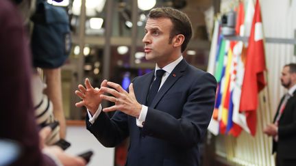 Le président de la République, Emmanuel Macron, s'adresse à la presse après une journée de négociations sur le budget de l'Union européenne pour 2021-2027, le 21 février 2020 à Bruxelles (Belgique).&nbsp; (NICOLAS ECONOMOU / NURPHOTO / AFP)