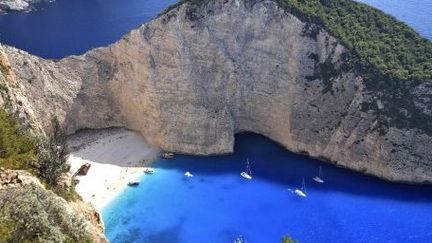 Une des plages les plus connues de Grèce, sur l'île de Zante (STEPHANE FRANCES/AFP)