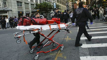 L'intervention des secours à New York (Etats-unis), où le chauffeur d'une camionnette vient de faucher des cyclistes et des passants mardi à Manhattan, faisant huit morts, le 31 octobre 2017. (KENA BETANCUR / GETTY IMAGES NORTH AMERICA)