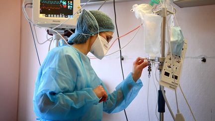 Une infirmière en service de réanimation au centre hospitalier de Laval (Mayenne), le 20 janvier 2022. (MARC OLLIVIER / MAXPPP)