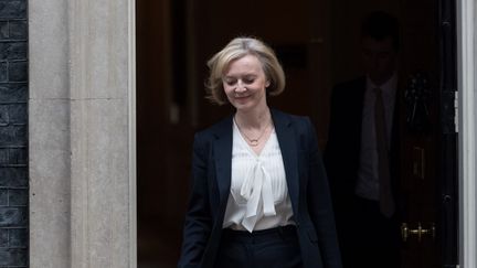 La Première ministre britannique Liz Truss sortant du 10 Downing Street, à Londres, le 19 octobre 2022.&nbsp; (WIKTOR SZYMANOWICZ / ANADOLU AGENCY / AFP)