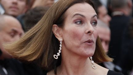 Carole Bouquet, fougueuse sur le "red carpet" avant la projection de "Vous n'avez encore rien vu". (YVES HERMAN / REUTERS)