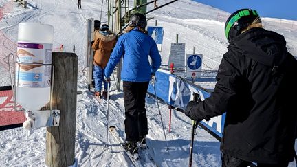 Des skieurs dans la station du Mont-Doré (Puy-de-Dôme), le 21 décembre 2021 (illustration). (THIERRY LINDAUER / MAXPPP)