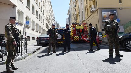 Policiers, soldats et pompiers mobilisés à Marseille, le 18 avril 2017, après l'arrestation de deux hommes soupçonnés d'avoir voulu commettre des attentats pendant l'élection présidentielle. (BORIS HORVAT / AFP)