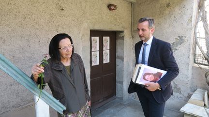 Olga Roux, la mère de Lucie disparue en septembre 2012 et l'avocat Me Christian Sant-André à Bassens (Savoie), le 20 avril 2018. (MAXPPP)