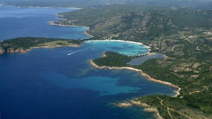 La baie de Rondianara, à Bonifacio, en Corse-du-Sud.&nbsp; (MAXPPP)