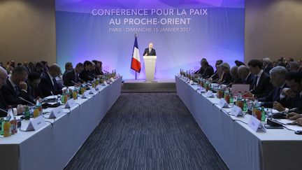 Le ministre des Affaires étrangères français Jean-Marc Ayrault devant ses homologues, le 15 janvier 2017. (THOMAS SAMSON / POOL)