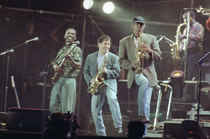 A gauche, à la guitare, Ray Phiri, avec Paul Simon (au centre) et Chevy Chase à droite, en concert à Central Park à New York, le 16 août 1991.
