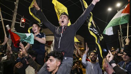 Des Palestiniens et des partisans du Jihad islamique célèbrent l'annonce d'une trêve entre Gaza et Israël, le 13 mai 2023, à Gaza. (MOHAMMED ABED / AFP)