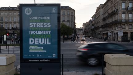 Une affiche d'un service d'aide psychologique mis en place par la mairie à Bordeaux, le jeudi 6 novembre 2020. (VALENTINO BELLONI / HANS LUCAS)