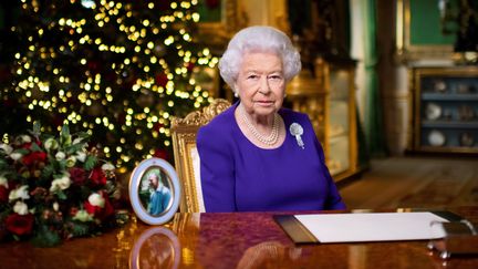 La reine Elizabeth II lors de l'enregistrement de son allocution de Noël, le 24 décembre 2020. (VICTORIA JONES / REUTERS)