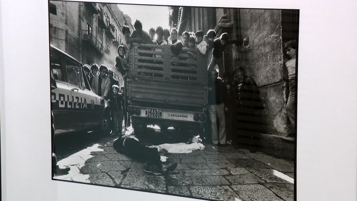 Une photo de Franco Zecchin. En Sicile dans les années 80, le spectacle de la violence mafieuse et de la mort s'étale dans la rue, aux yeux de tous, dans une crudité qui a longtemps été banalisée.&nbsp; (F. Rombaldi / France Télévisions)