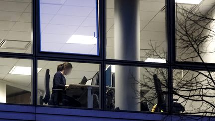 Image d illustration d'une employée de bureau au travail dans les locaux de son entreprise. (VINCENT ISORE / MAXPPP)