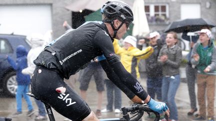 Le coureur Chris Froome apr&egrave;s sa premi&egrave;re chute de la 5e &eacute;tape du Tour de France, le 9 juillet 2014. (CHRISTIAN HARTMANN / REUTERS)