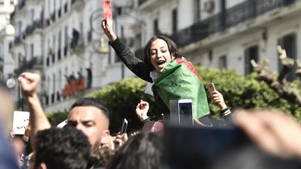 Des manifestants algérois, le 24 février 2019, crient des slogans hostiles au président Bouteflika qui entend se succéder à lui-même. La police a riposté avec des bombes lacrymogènes et des canons à eau. (RYAD KRAMDI / AFP)