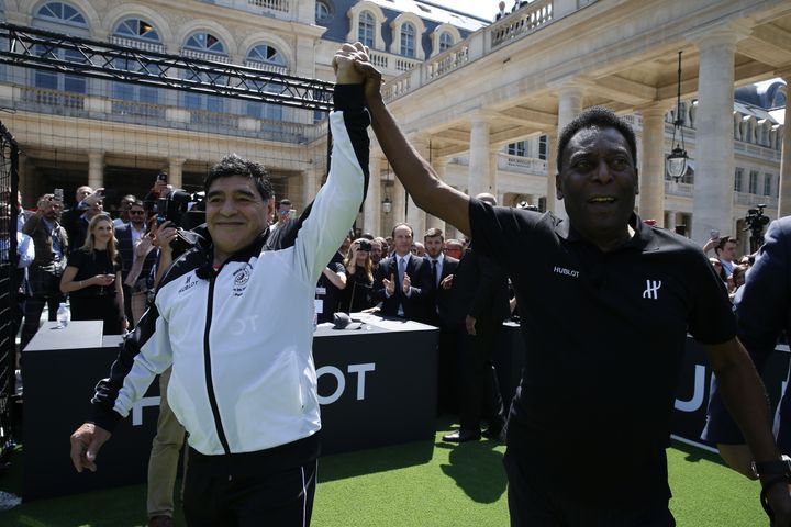 Diego Maradona et Pelé lors d'un match amical organisé au Palais Royal, à Paris, jeudi 9 juin 2016. (FLORIAN DAVID / HUBLOT / AFP)