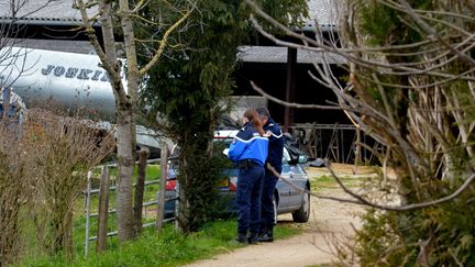 Des gendarmes enquêtent sur les lieux du meurtre d'une conseillère agricole, le 17 février 2016, à Mayran (Aveyron). (MAXPPP)