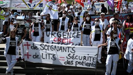 Des manifestants réclament de meilleures conditions de travail dans les services des urgences, mardi 2 juillet 2019 à Paris. (STEPHANE DE SAKUTIN / AFP)