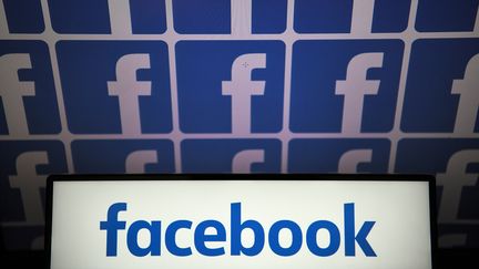 Le logo du réseau social Facebook (illustration). (LOIC VENANCE / AFP)