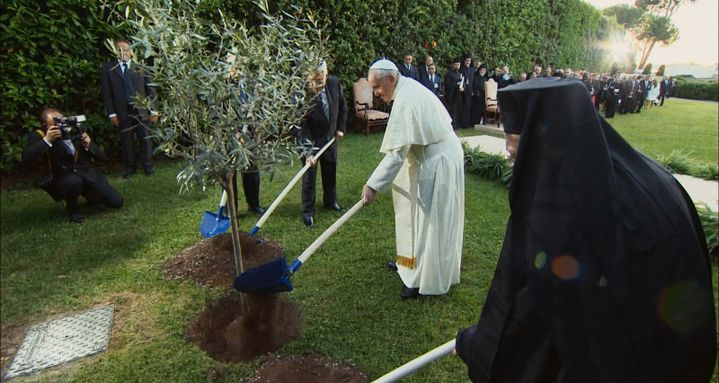 "Le pape François : un homme de parole" de Wim Wenders .
 (2018 CTV, Célestes, Solares, Neue Road Movies, Decia, PTS ART’s Factory Stars Pope Francis)