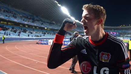 Le milieu de terrain du Bayer Leverkusen, Lars Bender, c&eacute;l&egrave;bre la victoire de son club contre la Real Sociedad, le 10 d&eacute;cembre 2013, en Ligue des champions. (FEDERICO GAMBARINI / DPA)