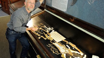 Le Pr Ewan Fordyce au mus&eacute;e de l'universit&eacute; d'Otago&nbsp;(Nouvelle-Z&eacute;lande) pose&nbsp;avec le fossile d'un manchot g&eacute;ant, le 27 f&eacute;vrier 2012. (JO GALER / UNIVERSITY OF OTAGO / AFP)