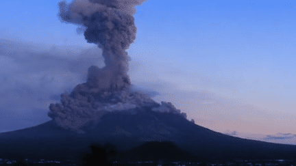 Franceinfo s'attarde ce jeudi 25 janvier sur le volcan Mayon, aux Philippines. Les images sont incroyables.