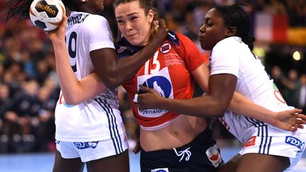 Les handballeuses françaises, Gnosiane Niombla (à gauche) et Grace Zaadi, ici en train de stopper l'avancée de la Norvégienne,  Kari Brattset.