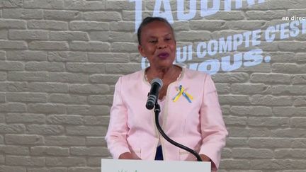 Il y a désormais 11 candidats officiels à l'élection présidentielle.&nbsp;Christiane&nbsp;Taubira&nbsp;a annoncé retirer sa candidature, mercredi 2 mars, car elle n'a pas réussi à obtenir les 500 signatures nécessaires.&nbsp;En direct, nous retrouvons le journaliste Alexandre&nbsp;Peillerout. (France 3)