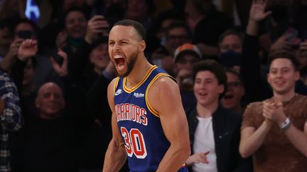 Stephen Curry,&nbsp;des&nbsp;Warriors de Golden State,&nbsp;célèbre son nouveau record&nbsp;du nombre de paniers à 3 points inscrits en saisons régulières, jusqu'alors&nbsp;détenu par Ray Allen, le 14 décembre 2021 à New York. (AL BELLO / GETTY IMAGES)