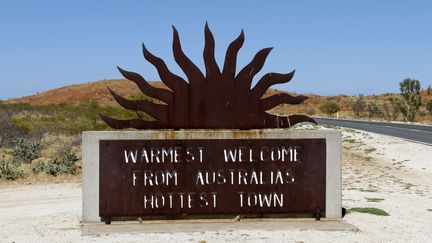 Un panneau à l'entrée de la ville de Marble Bar (Etat d'Australie occidentale) souhaite la bienvenue dans "la ville la plus chaude d'Australie". (PAUL MAYALL / PICTURE ALLIANCE / AFP)