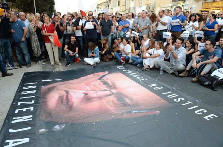 Des manifestants réclamaient la démission du chef de la police maltaise, Lawrence Cutajar (en photo sur la banderole), en octobre 2017.&nbsp; (MATTHEW MIRABELLI / AFP)