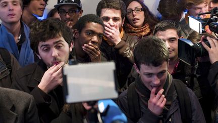 Les supporters de Fran&ccedil;ois Bayrou, le candidat du MoDem, &agrave; l'annonce des scores du premier tour de l'&eacute;lection pr&eacute;sidentielle &agrave; Paris, le 22 avril 2012. (JULIEN MUGUET / REUTERS)