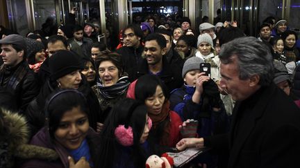 Des Am&eacute;ricains se bousculent chez Macy's, &agrave; New York (Etats-Unis) pour le Black Friday, le 28 novembre 2013. (KENA BETANCUR / GETTY IMAGES NORTH AMERICA / AFP)