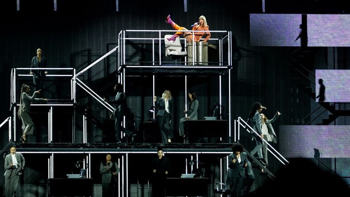 La chanteuse et interprète américaine Taylor Swift, lors de sa tournée The Eras Tour, à la Paris Défense Arena de Nanterre, le 9 mai 2024. (ANNA KURTH / HANS LUCAS)