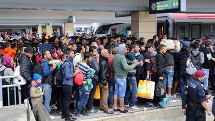 &nbsp; (Migrants en gare de Vienne (Autriche), en septembre 2015. Photo CC BY-SA 4.0 by Bwag, via Wikimedia Commons)