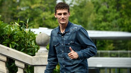 Le défenseur de l'équipe de France, Benjamin Pavard, le 3 septembre 2018, à son arrivée à Clairefontaine (Yvelines), le centre d'entraînement de l'équipe de France. (FRANCK FIFE / AFP)